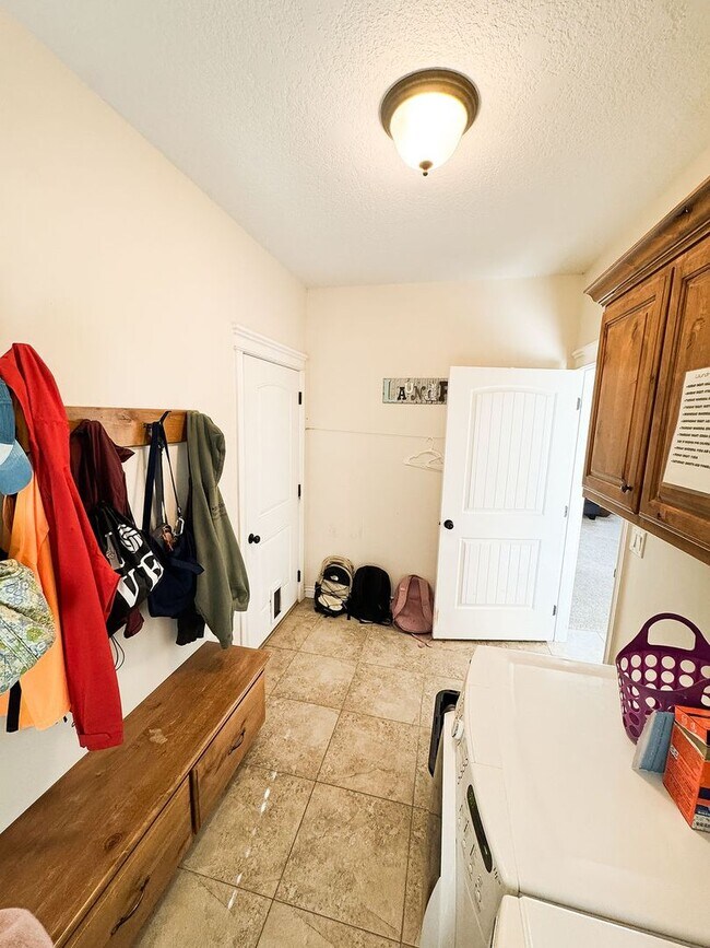 Building Photo - Beautiful Custom Home For Rent In Rexburg!