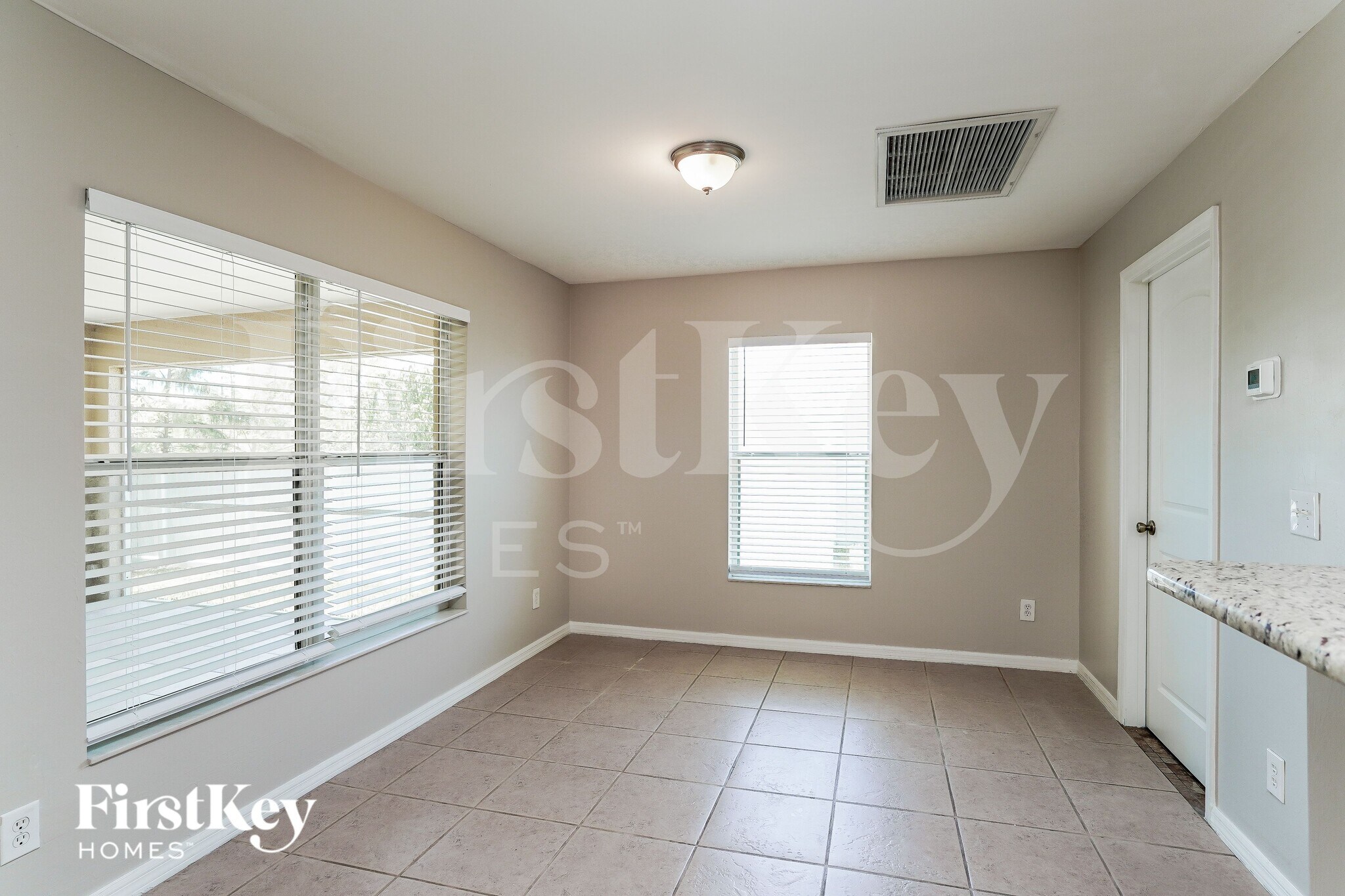 Building Photo - 1002 NE 33rd Ln