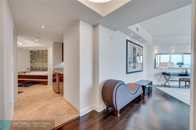 Building Photo - 333 Las Olas Way