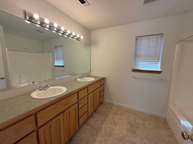 Building Photo - 2 Bed/2 Bath Apartment Located Near OSU/COCC Campus - Attached Garage