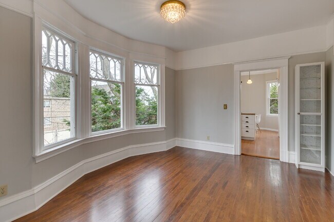 Building Photo - Rare & Charming Upper Queen Anne Home Available July!