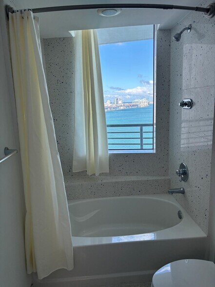 Building Photo - 950 Brickell Bay Dr
