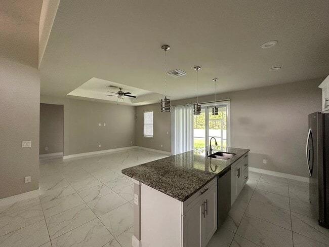 Building Photo - 1405 Poinsettia Ave