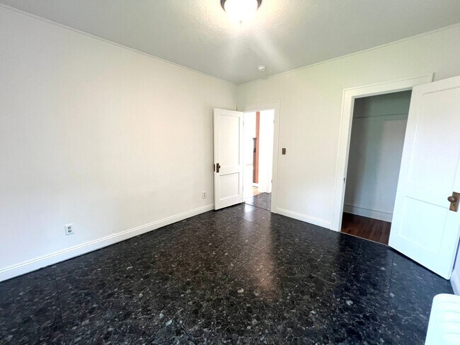 Building Photo - 3 Bedroom, 1 Bathroom Single-Family Home!