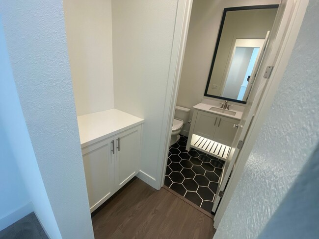 Building Photo - Modern Condo Living in the Heart of Alameda – Prime Location!