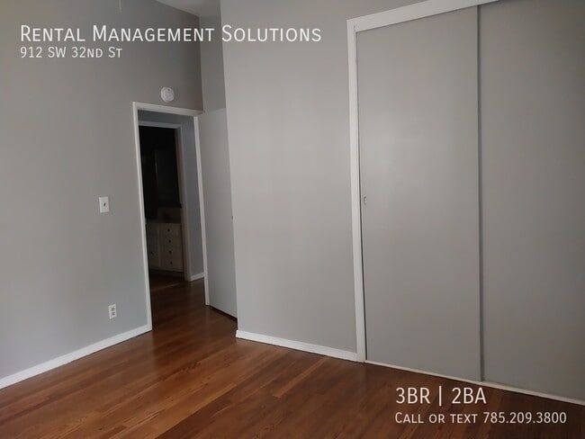 Building Photo - *BONUS LIVING ROOM* 912 SW 32nd St- 3 BED/...