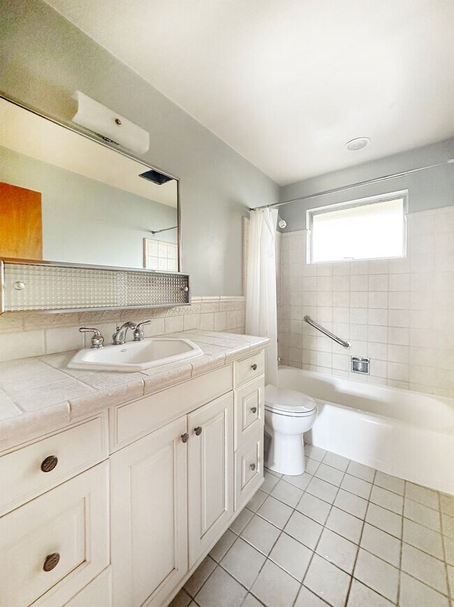 Building Photo - 2Bd/1.75Ba Seattle Home