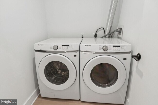 Building Photo - 30 W Allens Ln