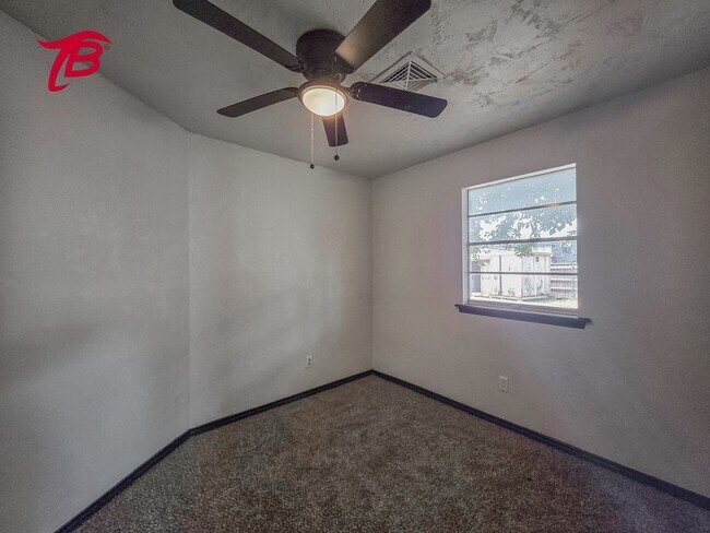 Building Photo - Charming 4-Bedroom Home with Spacious Yard