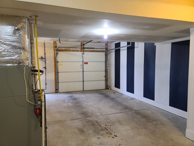 Building Photo - 3 Bedroom 2 1/2 bath end unit Townhome for...