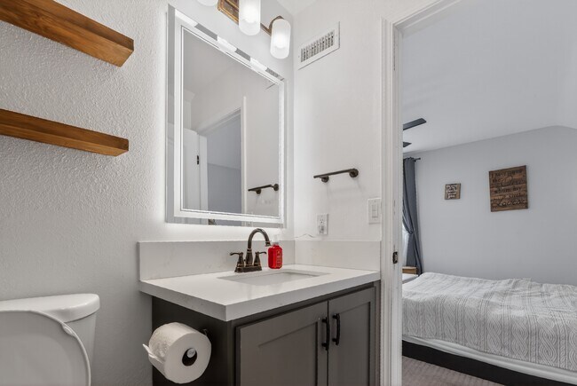 Building Photo - 976 Di Marino St