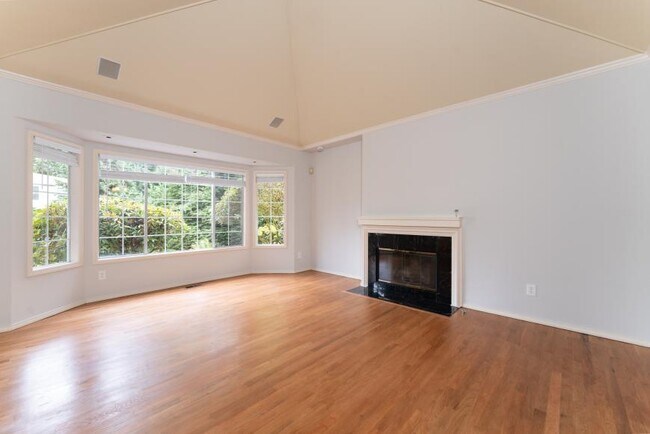 Building Photo - 3 bedroom in Bellevue WA 98007