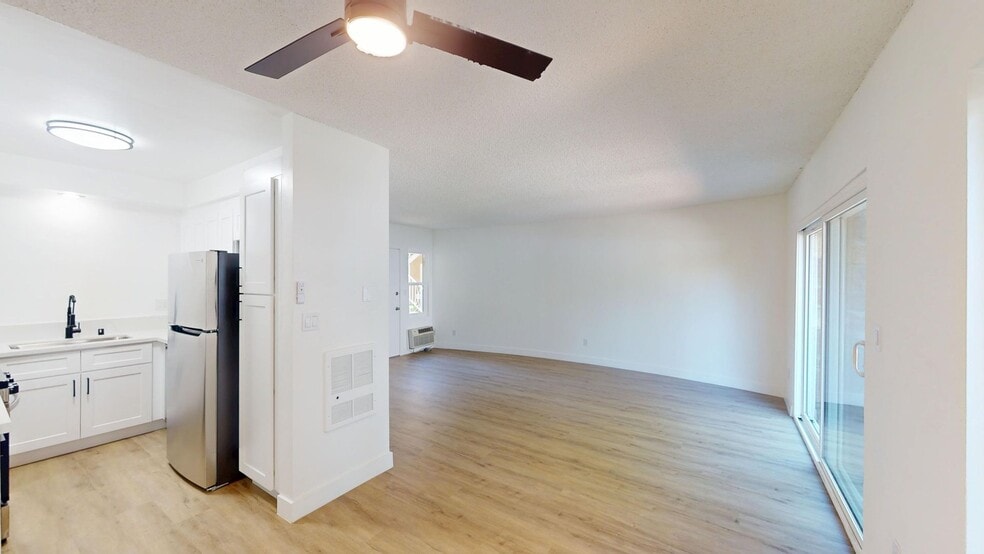Interior Photo - 7503 Hazeltine Ave