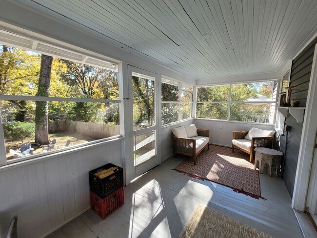 Building Photo - Charming 2 Bed/1 Bath Bungalow Style Home ...