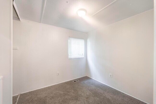 Building Photo - 5741 Bloomfield Rd