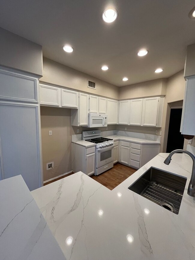 Building Photo - LOVELY 2 STORY DETACHED HOME WITH LARGE LO...