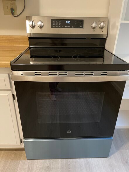 New range/oven features no preheating, air fryer, steam cleaning - 5523 Ellsworth Ave