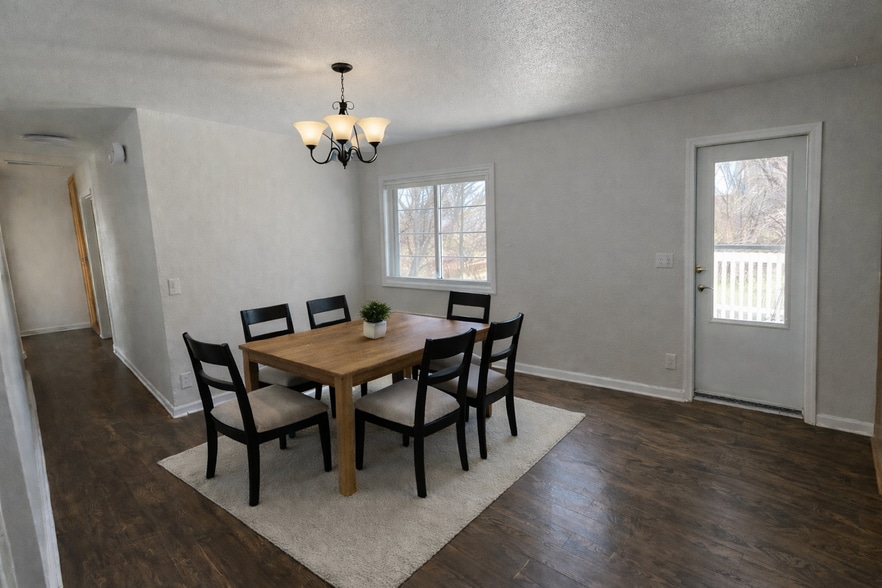 Kitchen nook staged - 1290 Starling Ln