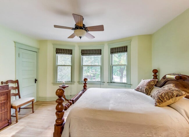 Building Photo - 804 S Grove Ave