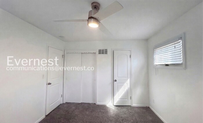 Building Photo - 7701 W 95th Terrace