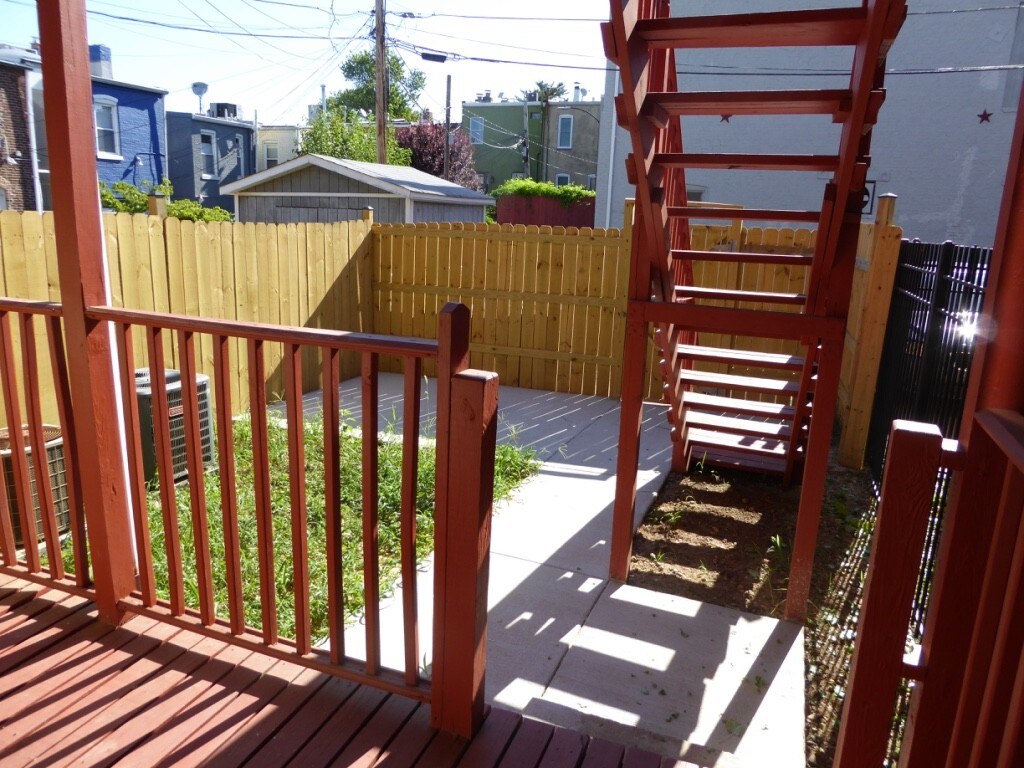 Building Photo - 527 9th St NE