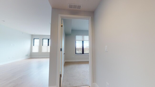 Building Photo - Beautiful 2 Bedroom & 2 Bath Condo with Mo...