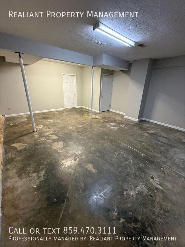 Building Photo - 221 Tanbark Dr