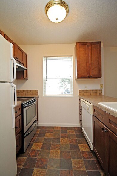 Building Photo - 13047 NE Prescott Dr