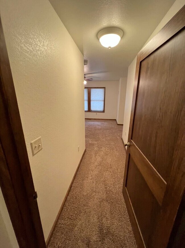 Building Photo - 409 S Broadway Ave