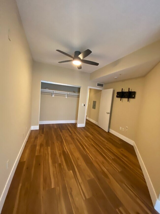 Building Photo - 450 J St