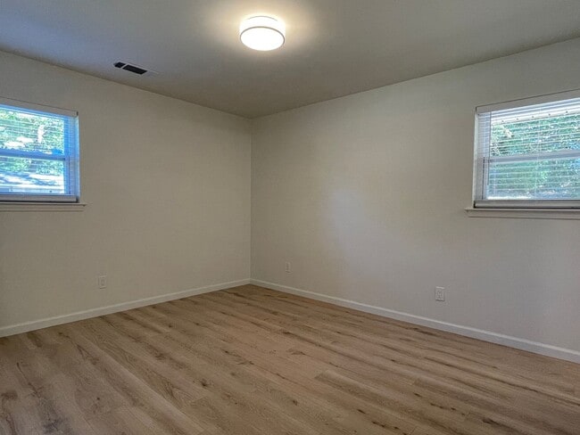 Building Photo - Gorgeous FULLY REMODELED 3 Bedroom/2Bath