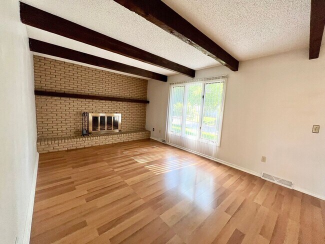 Building Photo - 4 Bedroom, 3 Bath walking distance to Amanda Arnold Elementary!