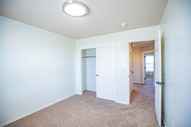 Building Photo - 4 Bedroom 3 bath Beautiful Home