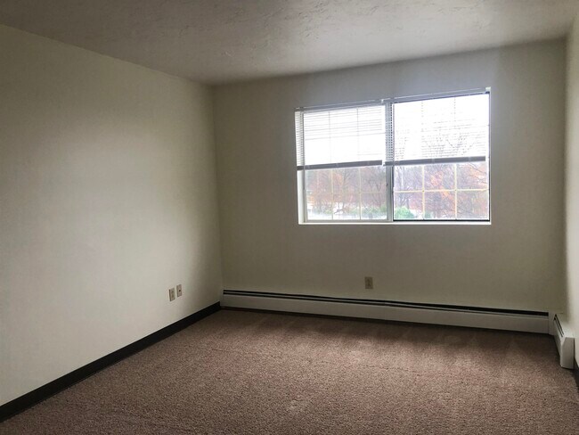 Building Photo - 383 Huse Rd