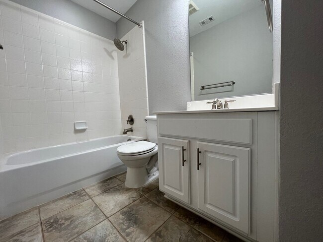 Building Photo - Lovely 4 bedroom 3 bath home!