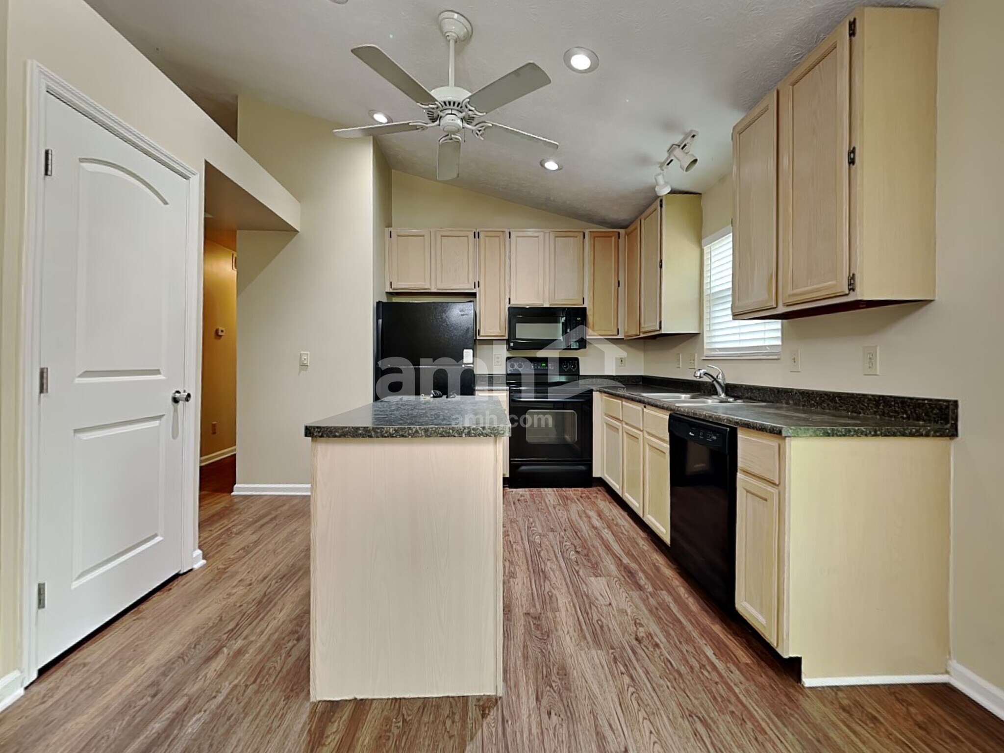 Building Photo - 3659 Shorewood Dr