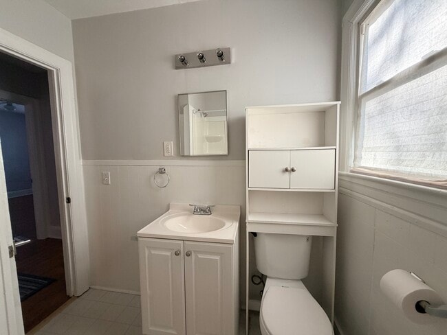 Building Photo - 104 Sycamore St