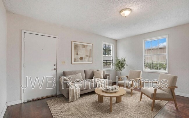 Building Photo - 330 W 26th St