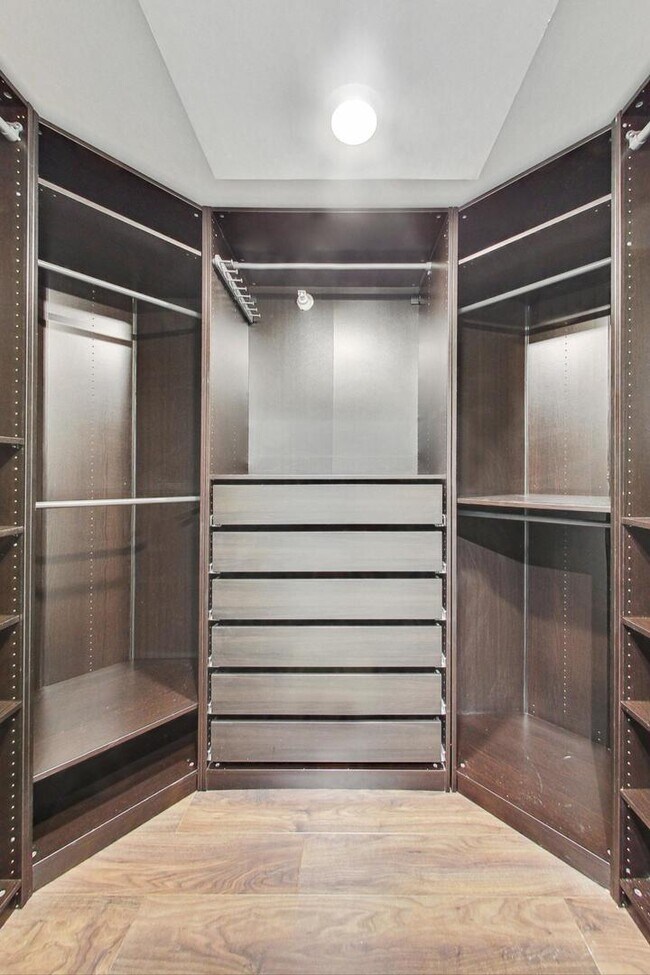 Building Photo - 2 E Erie St