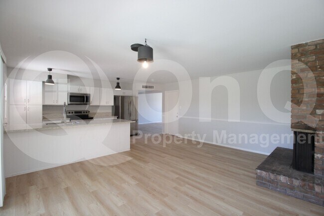 Building Photo - 537 E Laguna Dr