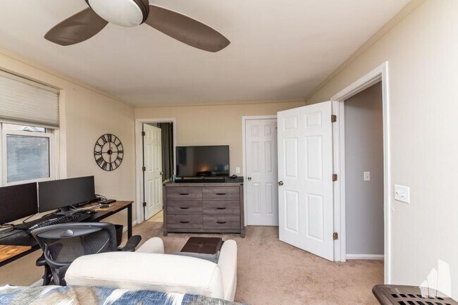 Building Photo - 2 bedroom in Chicago IL 60657