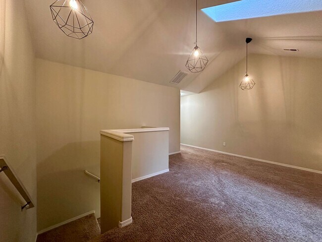 Building Photo - Modern Comfort Meets Convenience in Beaver...