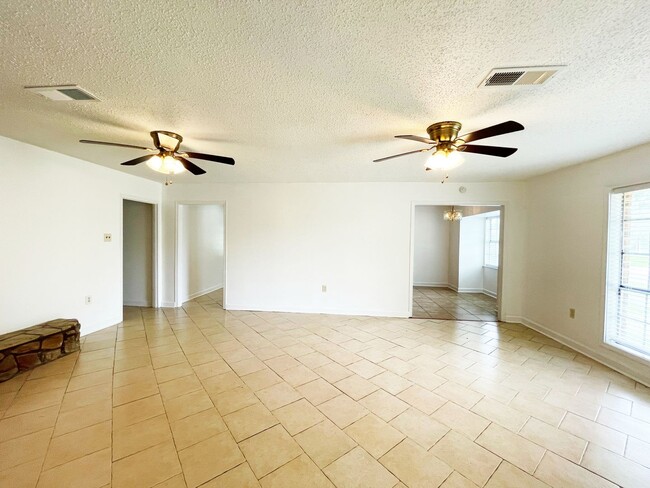 Building Photo - Spacious 4 Bedroom Home with Bonus Room in O'Neal Place