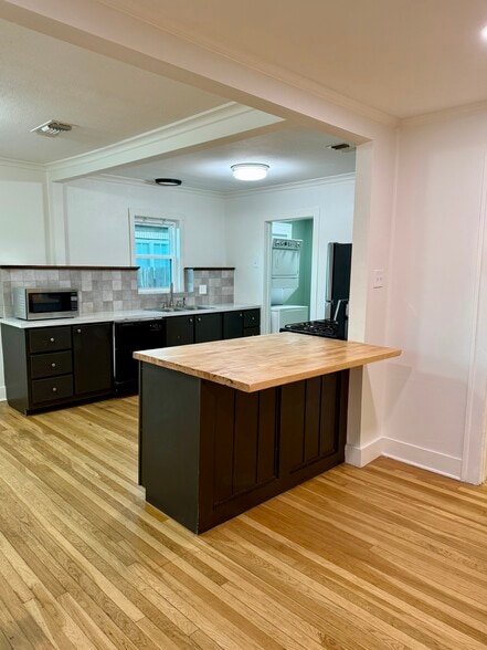 Building Photo - 2420 22nd St