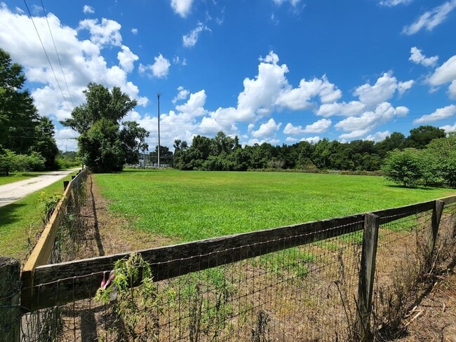 Building Photo - 4 bedroom Acreage Rental with Fenced Paddock – NW Ocala, FL (3 Acres)