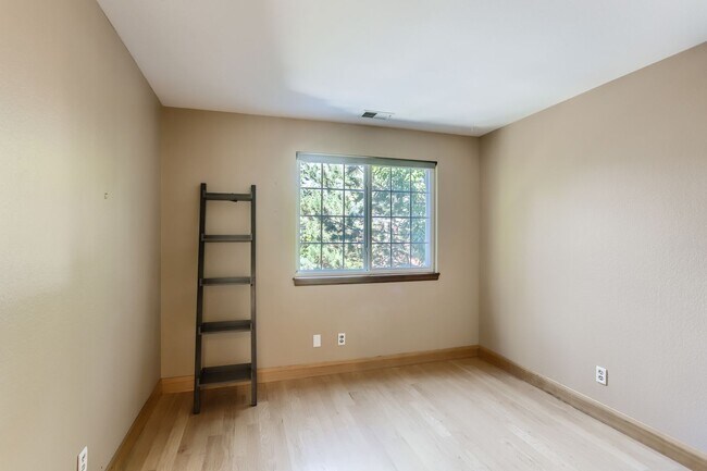 Building Photo - MODERN 2 BED/1.5 BATH IN HEART OF BOULDER!