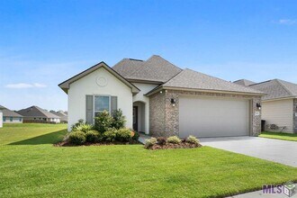 Building Photo - 3 Bedroom Home with Stunning Lake Views in Pelican Lakes Subdivision