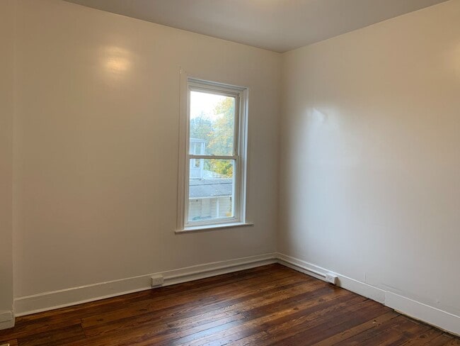 Building Photo - Video in Photos-2 Bedroom Home Near Farquhar Park-York City SD