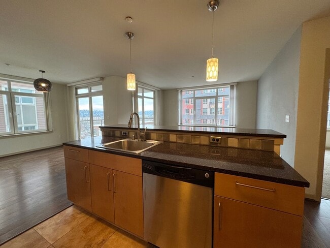 Building Photo - Spacious 2 bed 2 bath, 1000+ sq ft. condo on Market St in Ballard
