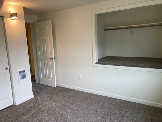 Building Photo - 1527 Santiam Hwy SE